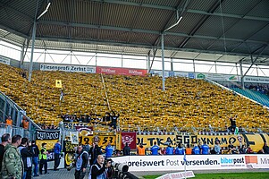 2.300 Dynamo-Fans unterstützten ihre Mannschaft akustisch und optisch herausragend.