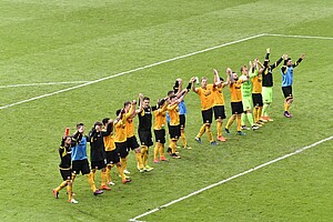 Die Mannschaft feiert mit den Fans nach dem Spiel.