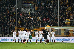 Die Mannschaft bedankte sich nach dem Spiel für die Unterstützung der Fans.