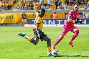 Moussa Koné umkurvt St. Pauli-Schlussmann Robin Himmelmann und erzielt das 3:3.