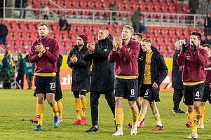 Am Ende bedankt sich das Team bei den Auswärtsfahrern für ihre großartige Unterstützung. | Foto: Steffen Kuttner