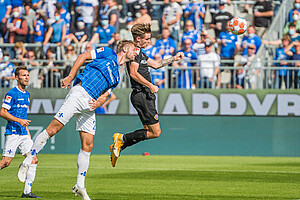 Kade springt ins Kopfballduell. | Foto: Dennis Hetzschold
