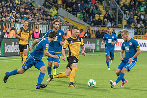 Haris Duljevic setzt sich gegen drei Gegenspieler durch.