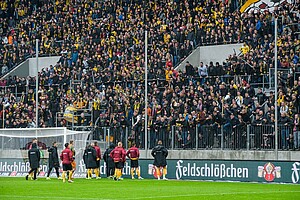 Die Mannschaft stellt sich den enttäuschten Fans