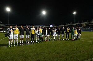 Die Mannschaft feierte nach dem Spiel den Sieg mit den Fans.