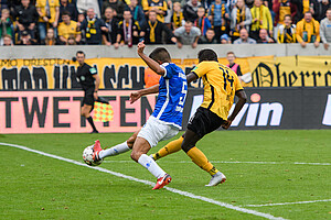 Moussa Koné erzielt vorbei an Medojevic das 4:1