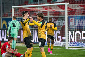 In der Nachspielzeit schraubt der eingewechselte Weihrauch endgültig den Deckel auf den Auswärtssieg. | Foto: Dennis Hetzschold
