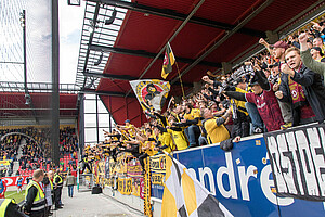 Grenzenlose Freude: Der Gästeblock bejubelt den Treffer zum 2:0.