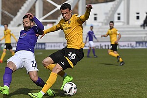 Philip "Pipo" Heise lässt seinen Gegespieler ins Leere grätschen.