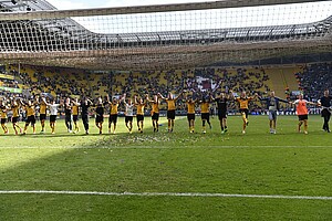 Die Mannschaft feiert nach dem Spiel mit den Fans.