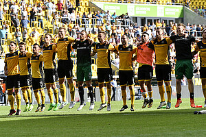 Die Mannschaft feiert gemeinsam mit den Fans den ersten Heimsieg der Saison.