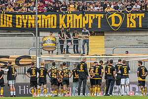 Emotionaler Abschied: Die Mannschaft und Fans verabschieden Marco Hartmann emotional und sagen "Danke, Harti.". | Foto: Dennis Hetzschold
