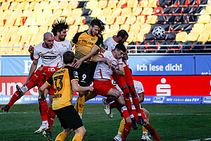 Pascal Sohm verwandelt eine schulbuchmäßig getretene Ecke von Paul Will per Kopf zur 1:0-Führung (38.). | Foto: Steffen Kuttner