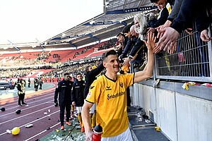 Stefan Kutschke nach dem Spiel mit den Dynamo-Fans