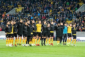 Es geht nur gemeinsam: Die Mannschaft feiert vor der Kurve mit den Fans.