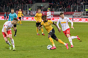 Godsway Donyoh setzt sich gegen zwei Gegenspieler durch. | Foto: Steffen Kuttner