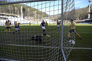 Der Ball schlägt nach Kutschkes Kopfball zum 4:0 ein.