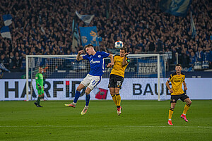 Chris Löwe gewinnt das Kopfballduell gegen Bülter. | Foto: Dennis Hetzschold