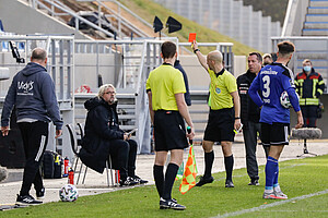 Co-Trainer Heiko Scholz bekommt von Schiedsrichter Winter die Rote Karte gezeigt und muss auf die Tribüne. | Foto: Steffen Kuttner