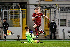 Daferner scheitert am herauseilenden Hiller. | Foto: Steffen Kuttner