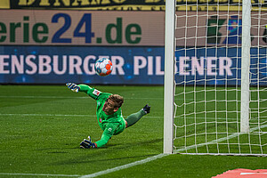 Broll pariert kurz vor der Pause den Strafstoß von Mühling. | Foto: Dennis Hetzschold 
