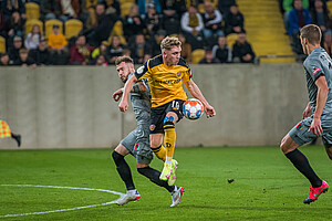 Luca Herrmann wirft sich im Zweikampf in den Ball. | Foto: Dennis Hetzschold