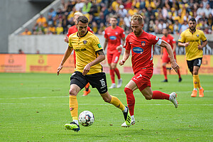 Philip Heise behauptet den Ball vor Marc Schnatterer