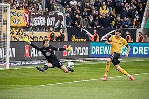 Patrick Schmidt überwindet Erzgebirgler Martin Männel kurz vor der Pause zum Ausgleich. | Foto: Steffen Kuttner  