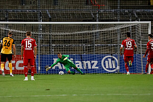 Kevin Broll hält kurz vor dem Pausenpfiff einen Strafstoß von Stiller. | Foto: Steffen Kuttner