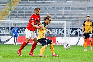 Yannick Stark schirmt den Ball ab. | Foto: Steffen Kuttner
