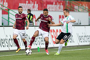 "Andy" Gogia setzt sich im Zweikampf gegen Fürths Berisha durch.