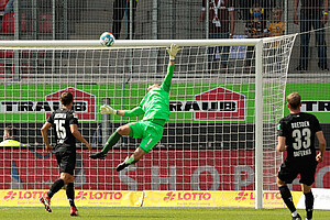 Auch wenn Dynamo-Keeper Broll sich ganz lang macht, kommt er nicht an den Ball heran, der glücklicherweise an die Latte donnert. | Foto: Steffen Kuttner