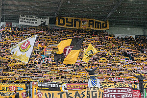 Reichlich 2.000 Schwarz-Gelbe unterstützten die Mannschaft in Fürth. (Foto: Steffen Kuttner)