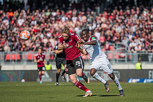 Agyemang Diawusie im Sprintduell mit Tim Handwerker. | Foto: Dennis Hetzschold