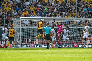 Jannis Nikolaou köpft zum 1:3-Anschlusstreffer ein.