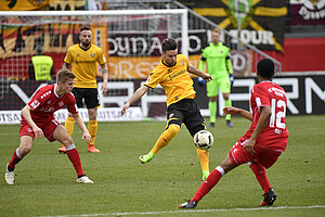 Niklas Kreuzer spielt den Ball