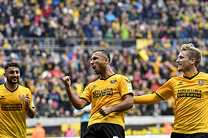 Gogia bejubelt mit Stefaniak und Aosman sein 4:0.