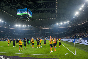 Trotz der 0:3-Niederlage honorieren die Fans die kämpferische Leistung der SGD. | Foto: Dennis Hetzschold