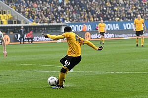 Mit diesem satten Schuss erzielt Erich Berko das 1:0.