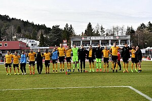 Die Mannschaft feiert den Auswärtssieg mit den Fans