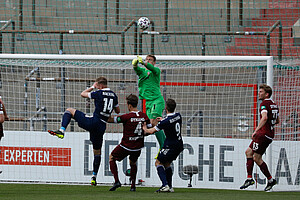 Dynamo-Keeper Broll geht mit den Fäusten dazwischen. | Foto: Steffen Kuttner