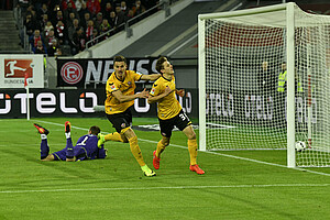 Hauptmann bejubelt mit Kutschke sein 1:0.