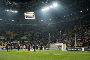 Nach starkem Kampf verarbeitet die Mannschaft gemeinsam mit den Fans die bittere Heimpleite.