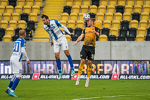Sebastian Mai gewinnt das Kopfballduell gegen Christian Beck. | Foto: Dennis Hetzschold