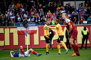 Torschütze Stefaniak und Assistgeber Eilers bejubeln das 1:0.
