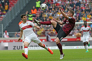 Manuel Konrad klärt vor Emiliano Insua