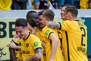 Erich Berko holt sich Glückwünsche ab nach seinem Kopfballtreffer zum finalen 3:0.