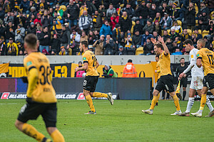 Kein großer Jubel nach Ballas' Anschlusstreffer auf dem Platz - die Mannschaft möchte keine Zeit verlieren.