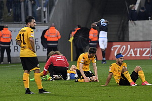 Akaki Gogia, Florian Ballas (verletzt am Boden), Jannik Müller und Marcos Alvarez enttäuscht nach dem Schlusspfiff