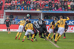 Duell um den Ball. (Foto: Steffen Kuttner)